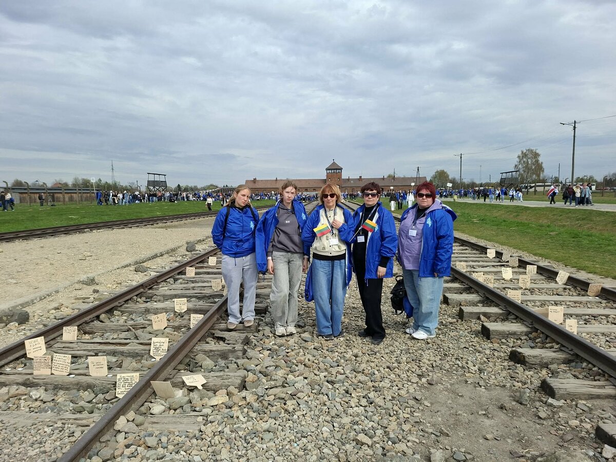 Krokialaukio gimnazistės „Gyvųjų marše“ Aušvice-Birkenau: 7 000 dalyvių eisena ir atmintis
