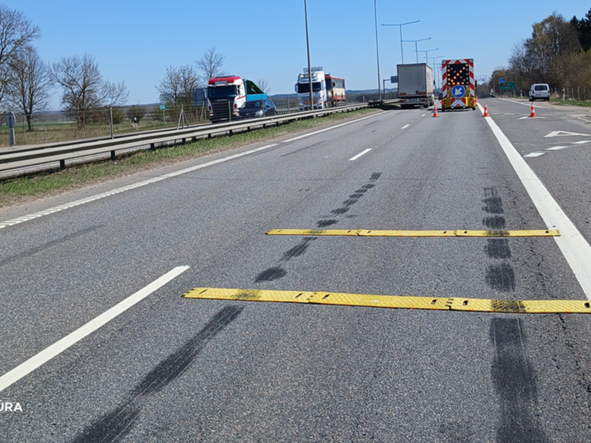 A1 kelyje triukšmo juostos suveikė laiku: vairuotojas sustabdė prieš darbų zoną