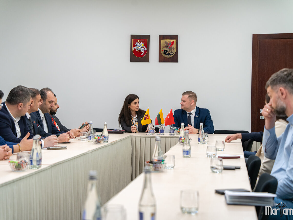 Turkijos ambasadorė atvyko į Marijampolę: už uždarų durų – verslo planai ir pažadai
