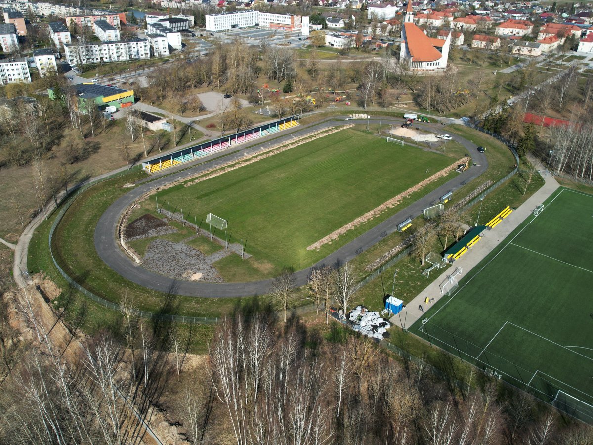 Naujosios Akmenės stadiono atnaujinimas įsibėgėja: 605 968 eurų sutartis ir darbai iki 2026 m.