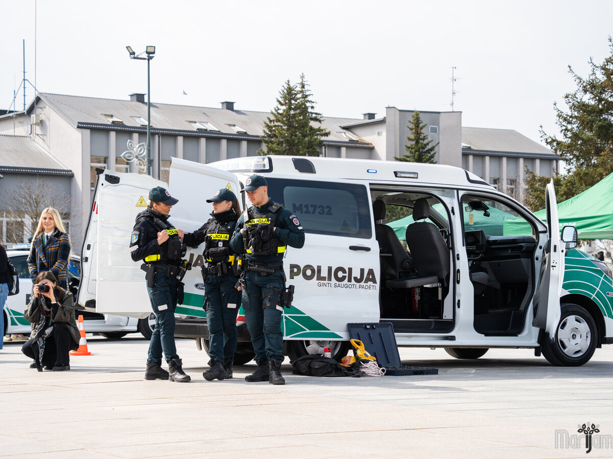 Atvira policijos diena Marijampolėje: vaikai matavosi uniformas, sužavėjo „Aras“ ir šunys
