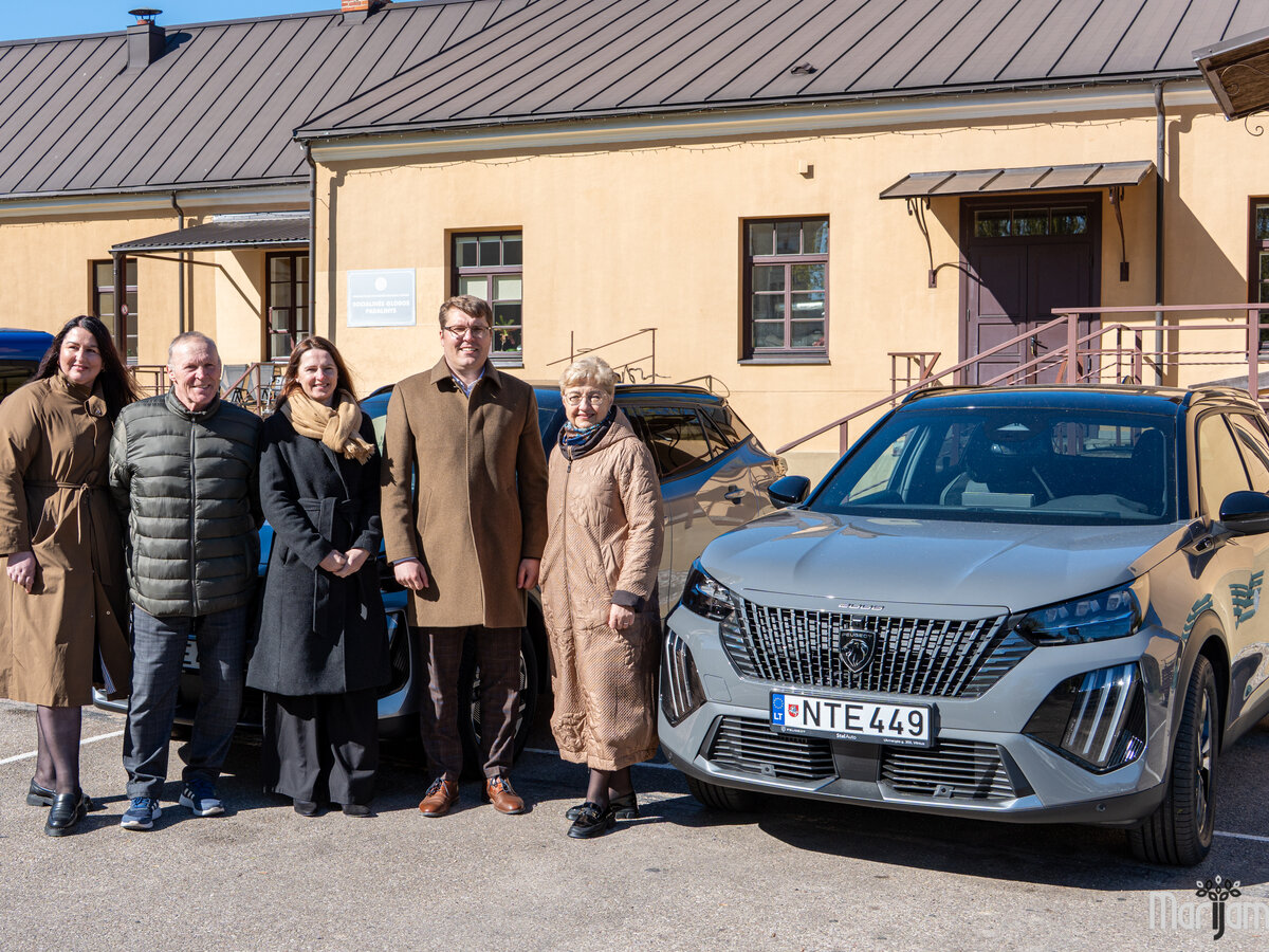 Marijampolės socialinės pagalbos centras įsigijo du automobilius: darbuotojai paslaugas teiks greičiau
