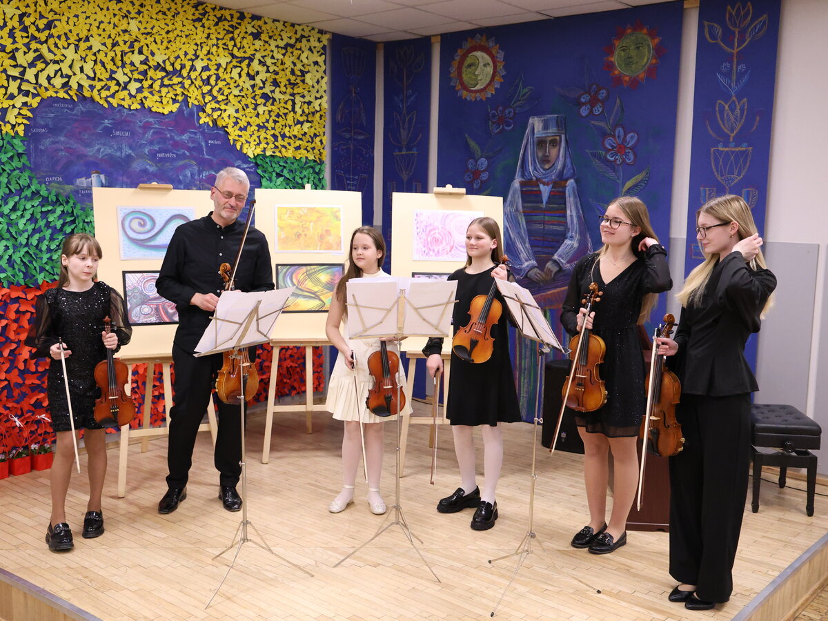 Rudaminoje uždaryta paroda ir nuskambėjo smuikas: kaip muziką mokiniai pavertė spalvomis