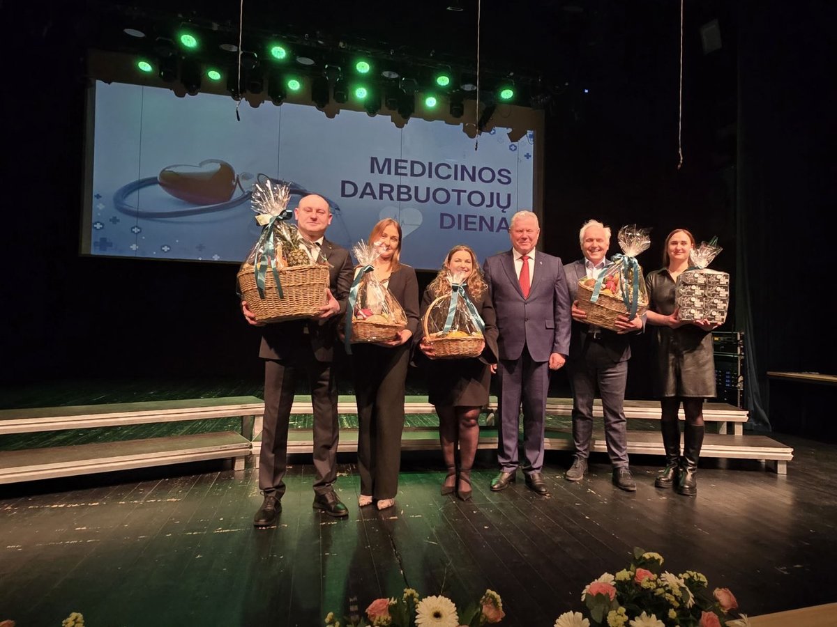 Medicinos darbuotojų diena Anykščiuose: padėkos medikams, apdovanoti vadovai ir chorų kulminacija