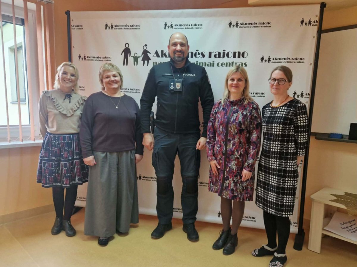 Akmenės rajone socialiniai darbuotojai ir policija sutaria dėl glaudesnio reagavimo į šeimų krizes
