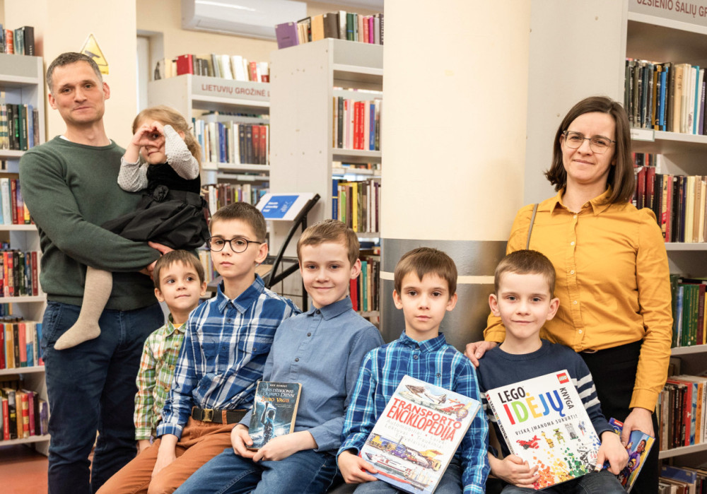Šeši vaikai, viena aistra skaitymui: kaip Jablonskai iš Alytaus biblioteką pavertė šeimos ritualu