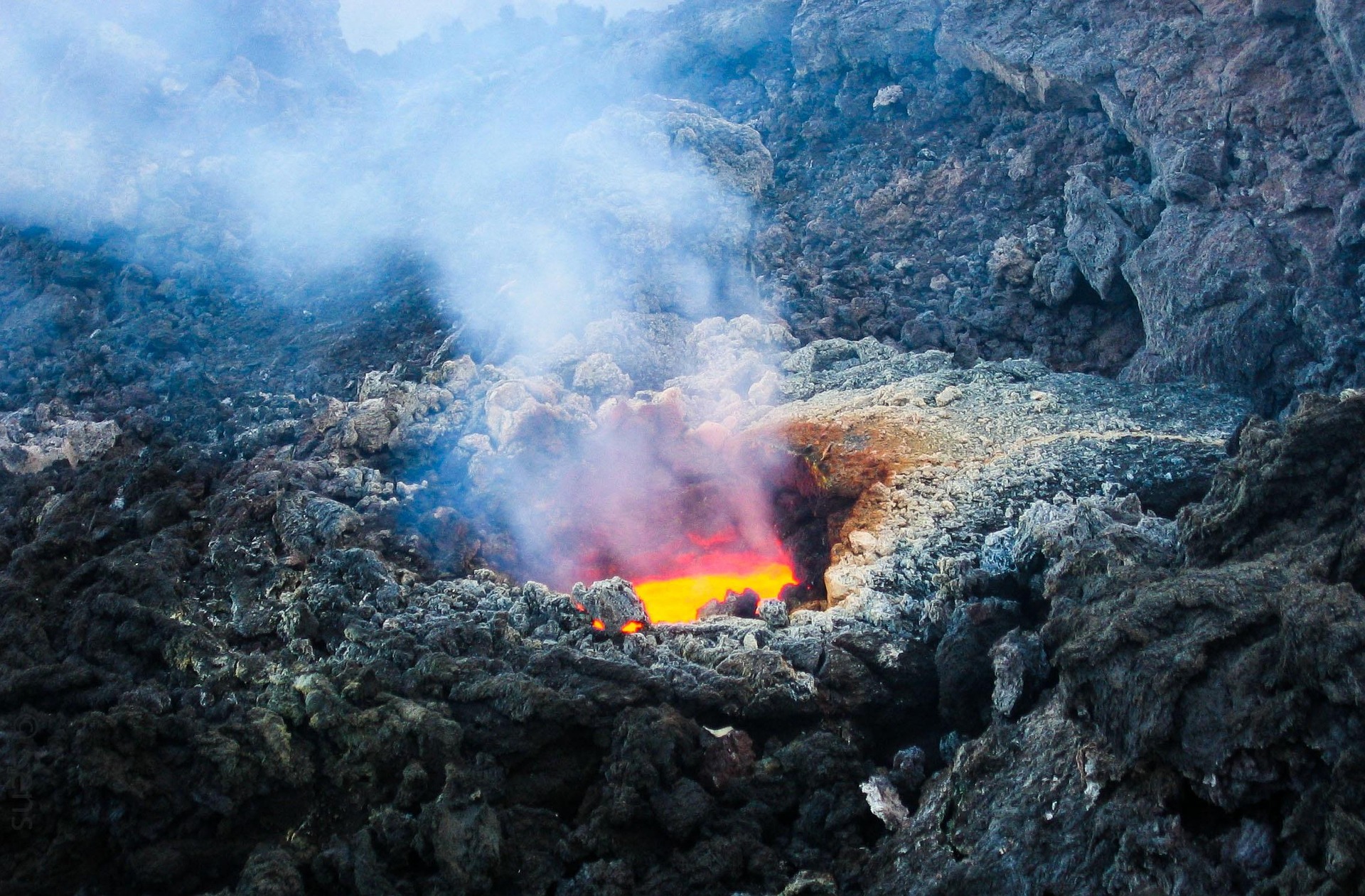 Etna Sicilijoje laužo geologijos taisykles: mokslininkai atskleidė netikėtą kilmę
