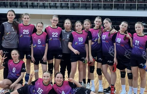 Alytaus sporto centro U13 rankininkės Tauragėje nušlavė varžoves: dvi pergalės per dieną