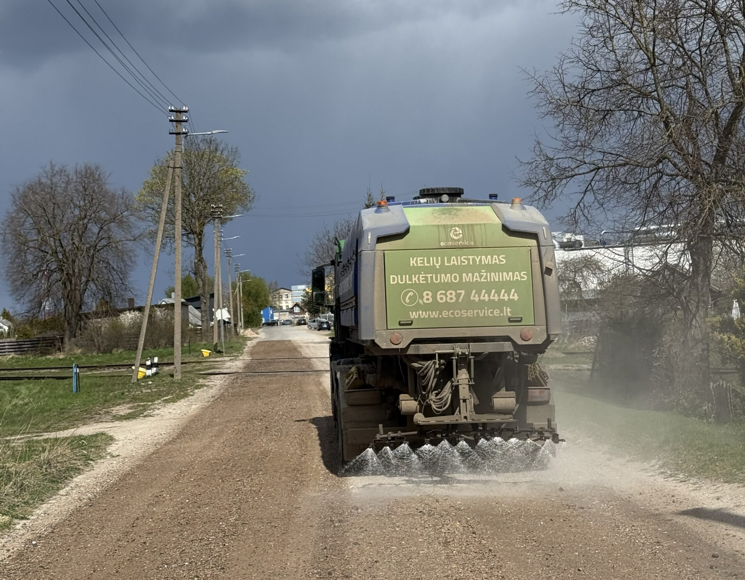 Tauragėje prasidėjo 148 žvyruotų gatvių laistymas kalcio chloridu: kaip tai mažins dulkes