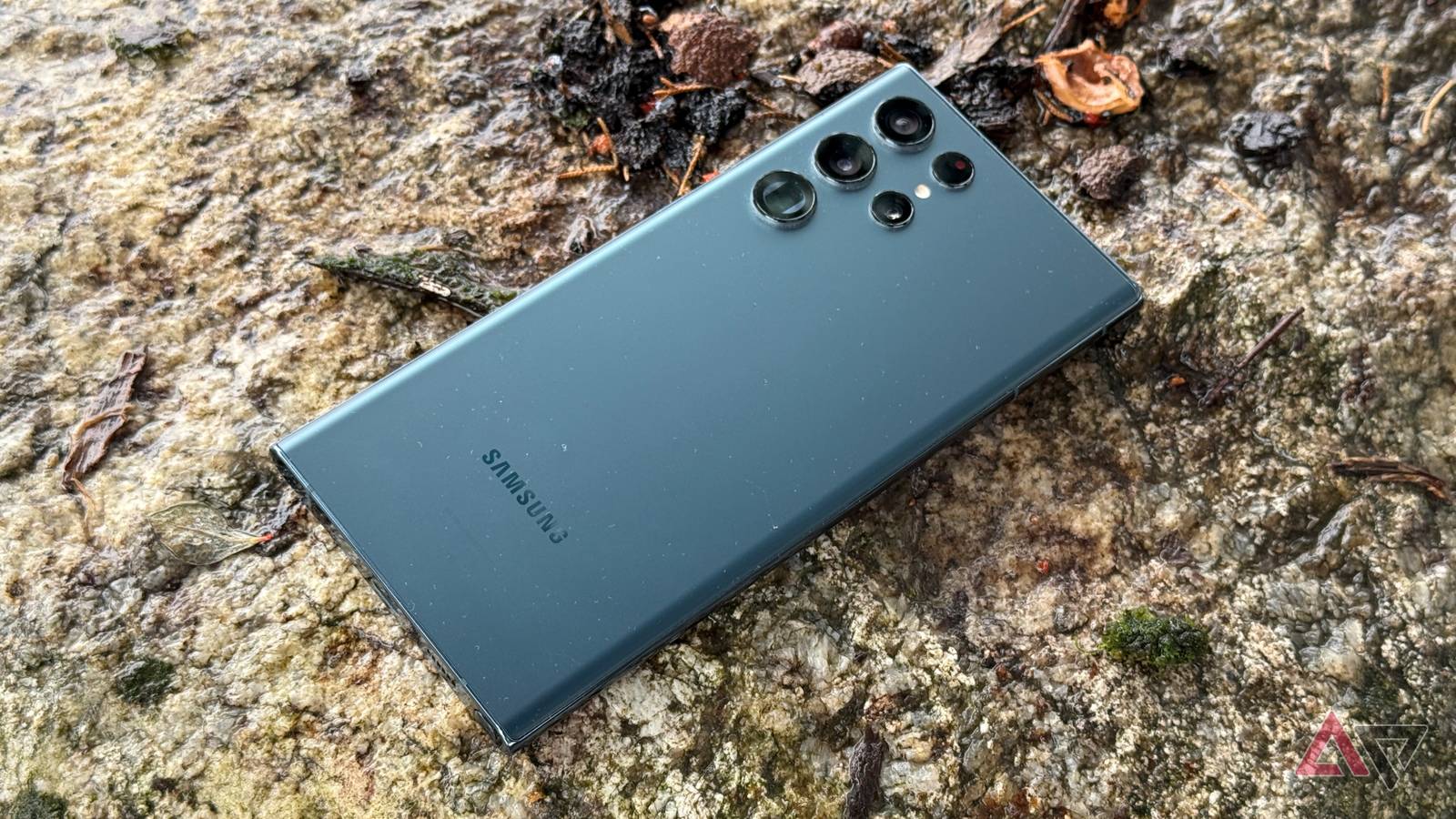 „Samsung“ skandalas: „Galaxy S22 Ultra“ savininkai po atstatymo užrakinami, priežastis neaiški