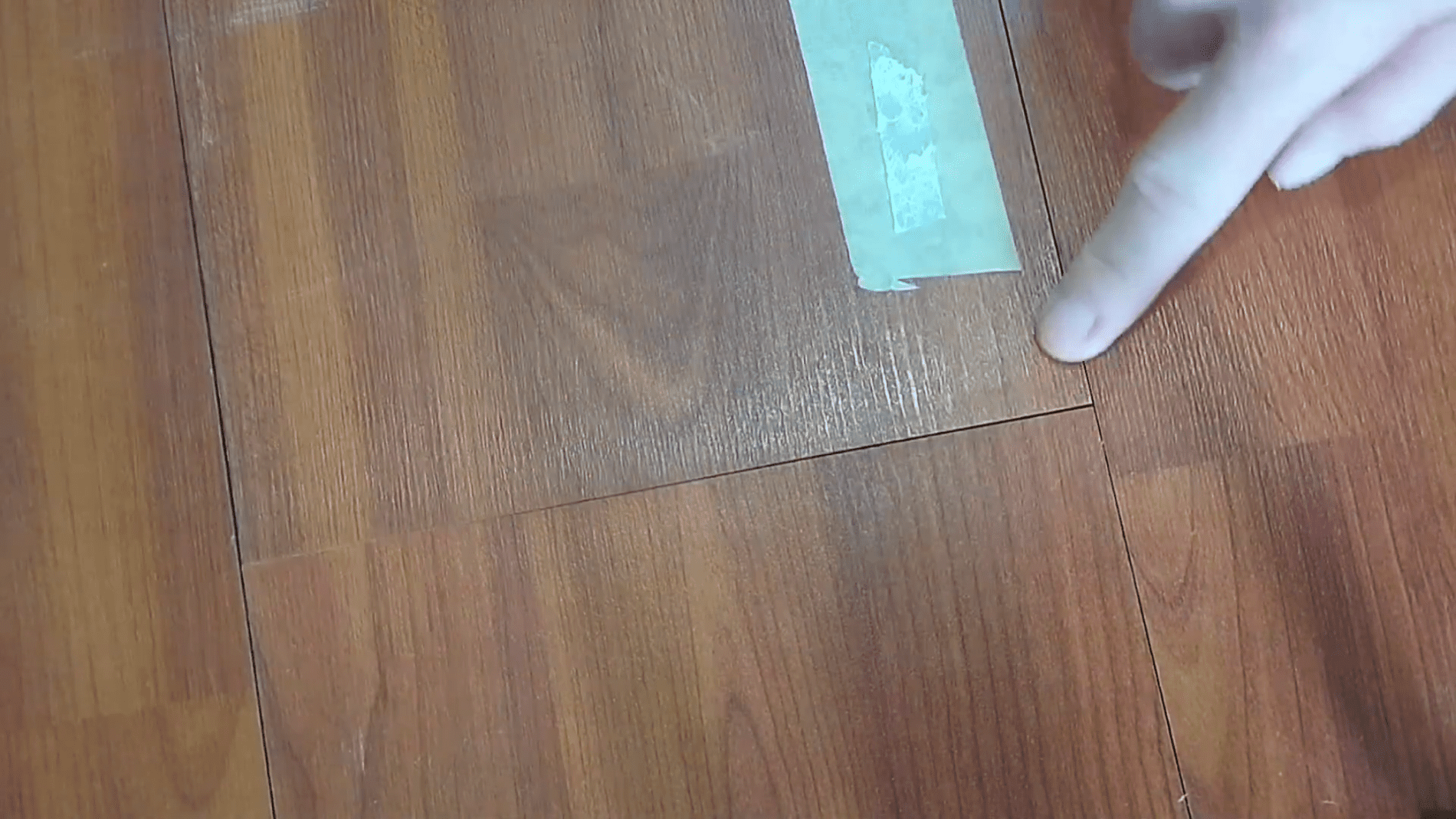 Statybininkų triukas su mediniu tašeliu: kaip be ardymo panaikinti laminato tarpus