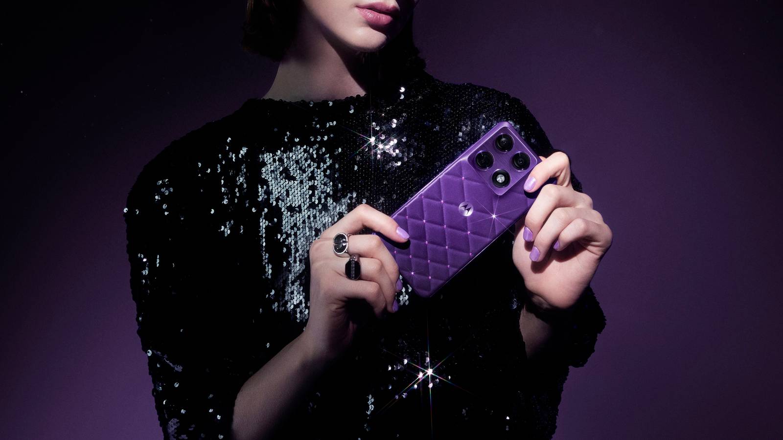 „Motorola“ iššovė su „Swarovski“: blizgantis telefonas už beveik 1 400 eurų keičia žaidimo taisykles