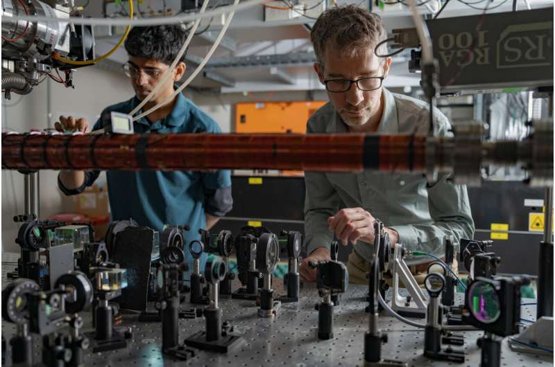 Ne fotonai: fizikai parodė kvantinę keistenybę tikroje materijoje – atomai lyg dviejose vietose
