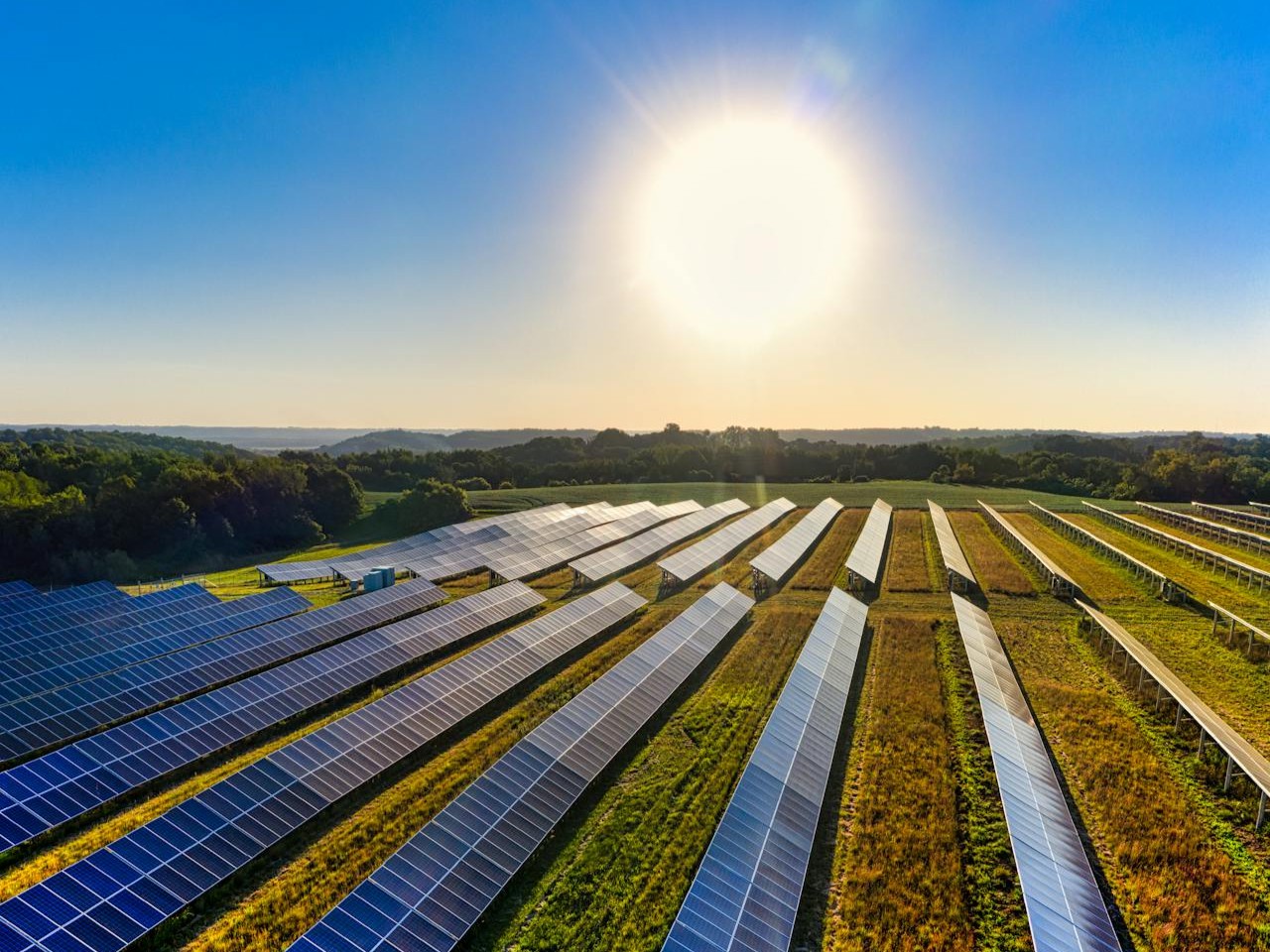 ERPB finansuoja 450 MW saulės ir 1 GWh baterijų projektą Vengrijoje: ką tai keičia rinkai