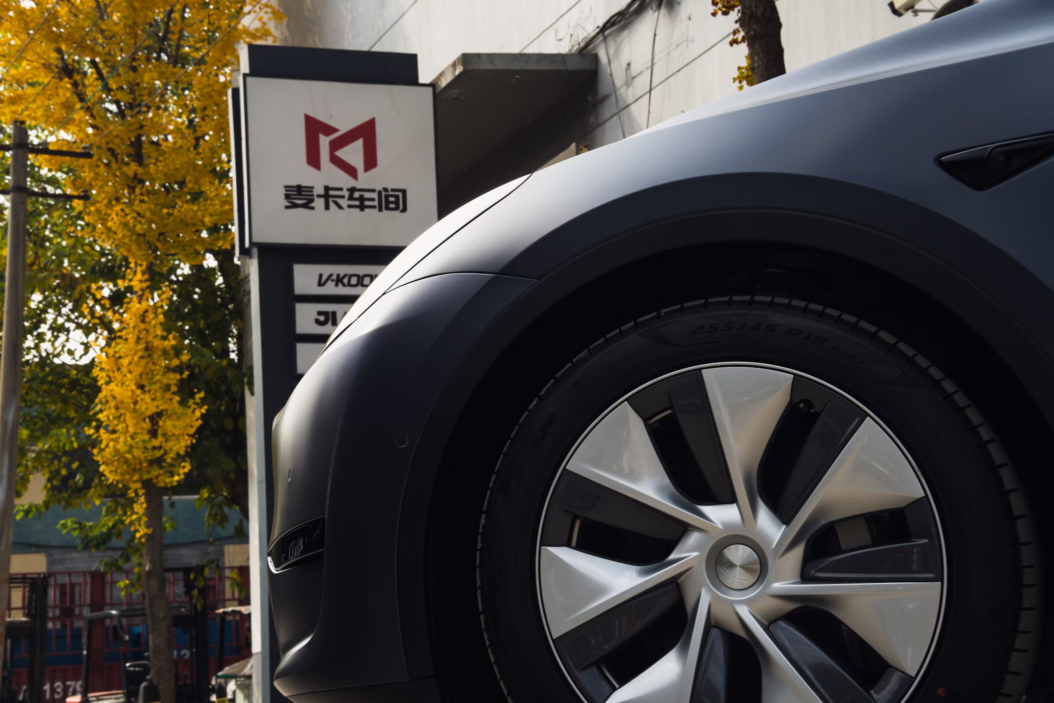 Į Lenkiją plūsta iš Kinijos atvežami „naudoti“ beveik nauji automobiliai: ką būtina žinoti