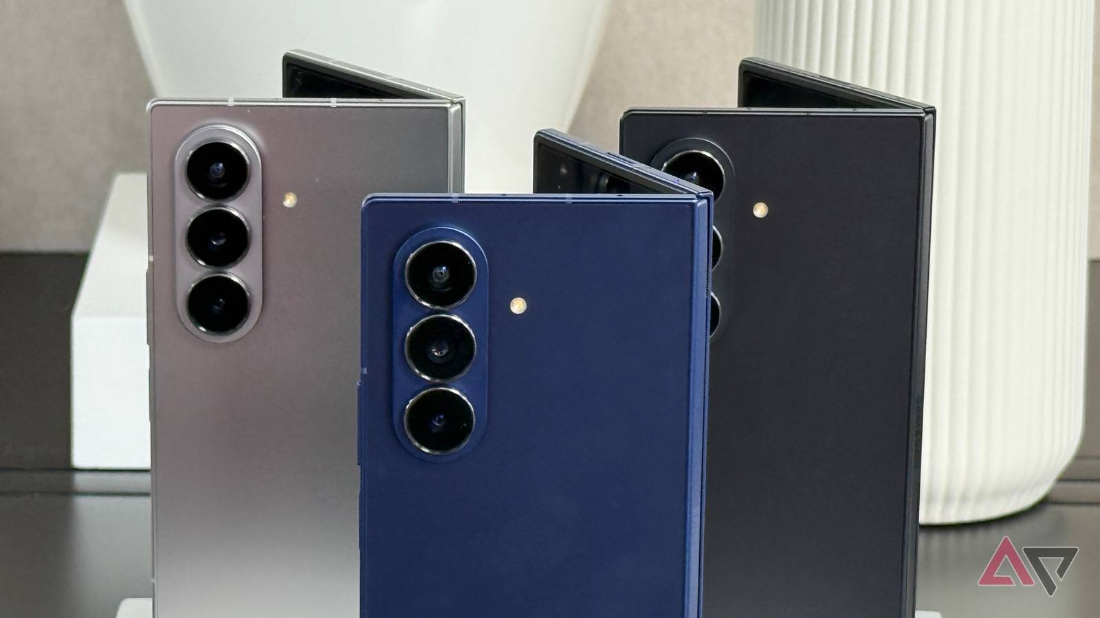 JAV bendrovė siekia uždrausti „Samsung“ sulankstomus telefonus: gresia prekybos blokada