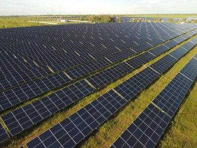 ES tarša vėl mažėja: saulės energija aplenkė hidroelektrines, tačiau dujos auga