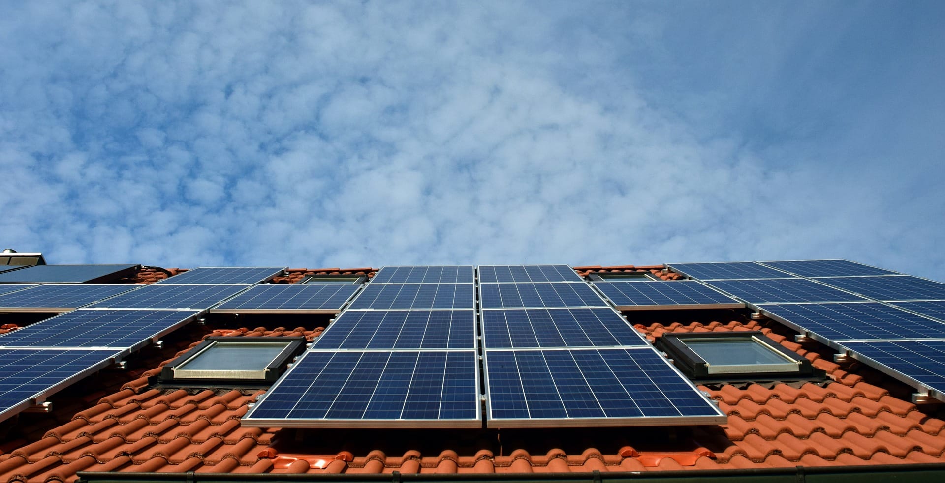 Latvija skiria 26,8 mln. eurų žaliajai energijai: parama saulės elektrinėms ir šilumos siurbliams