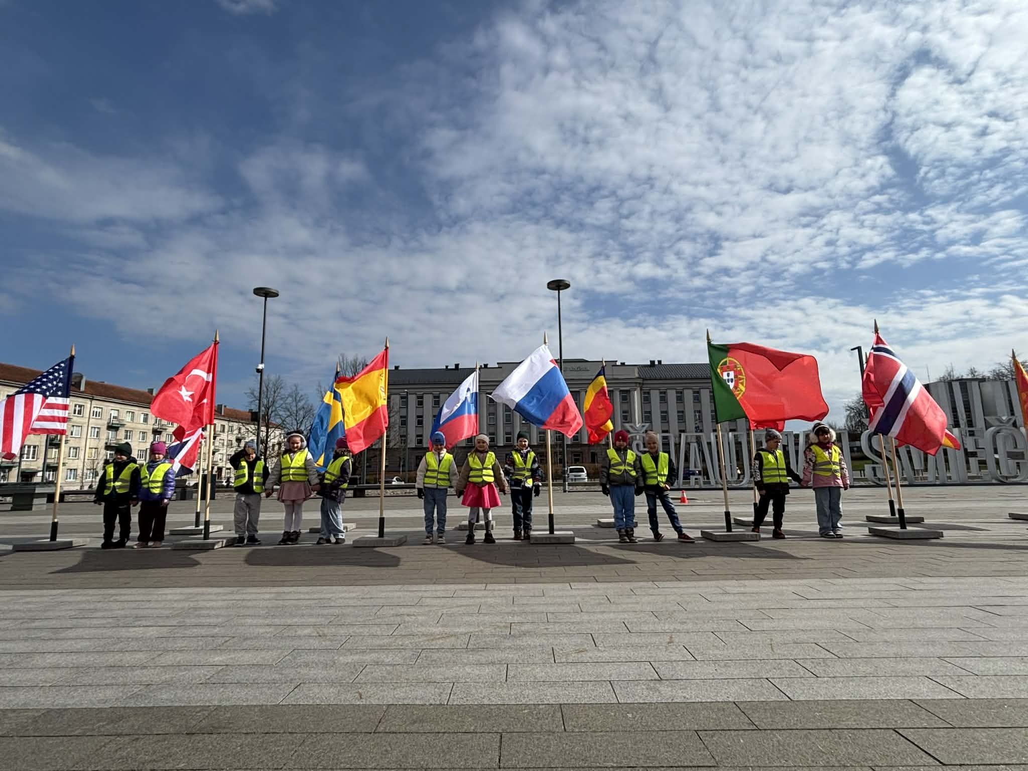 Mažieji Šiaulių ugdytiniai Prisikėlimo aikštėje sužinojo, kas gina Lietuvą NATO