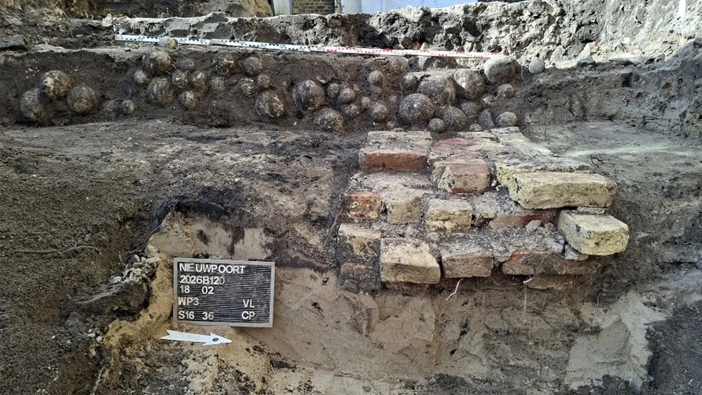 Statybininkai Belgijoje atkasė 450 viduramžių patrankų sviedinių: archeologai kalba apie rekordą