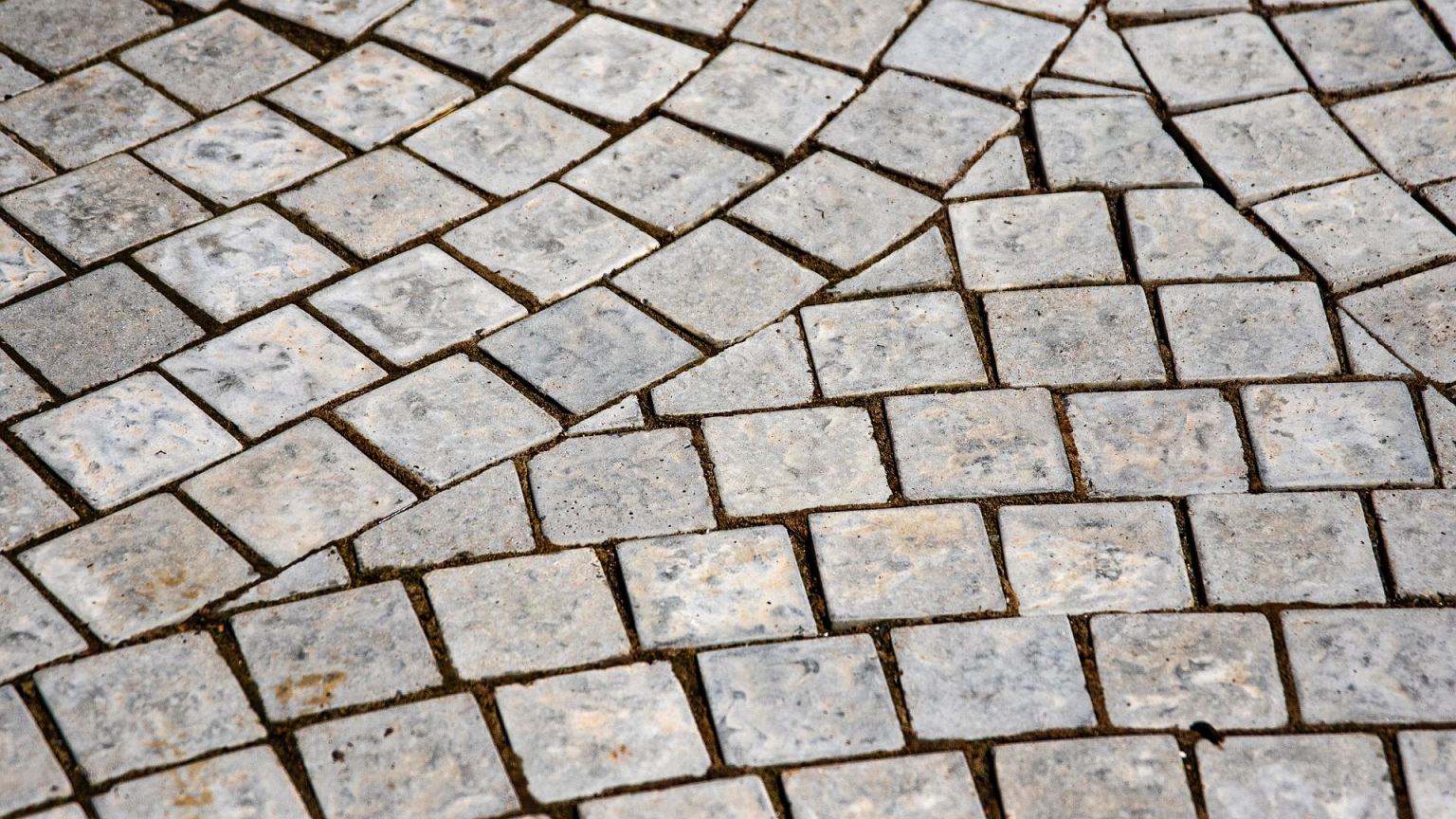 Alyvos dėmės ant trinkelių dings greičiau, nei manėte: veiksmingi būdai namuose ir kieme
