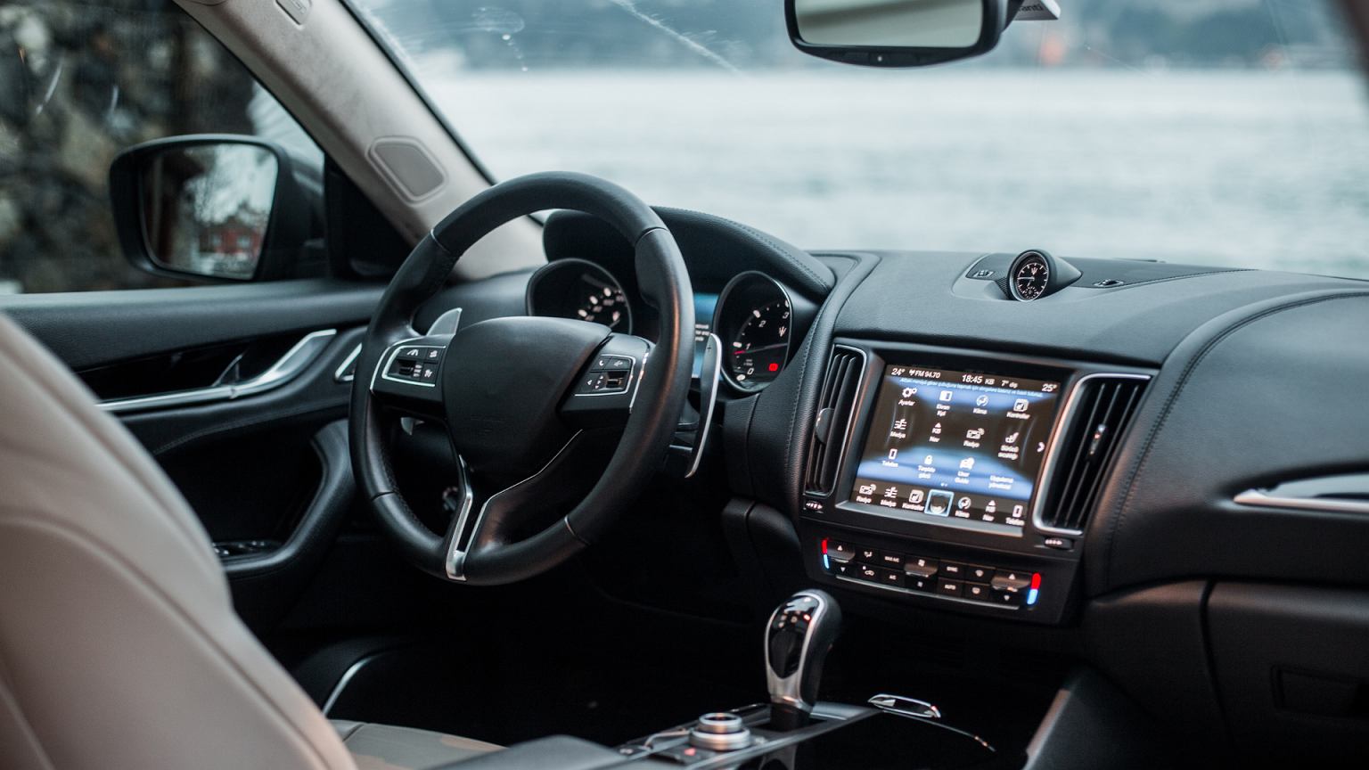 Vairuotojams – nerami žinia: 2026-aisiais gali tekti vėl vežiotis dokumentus automobilyje