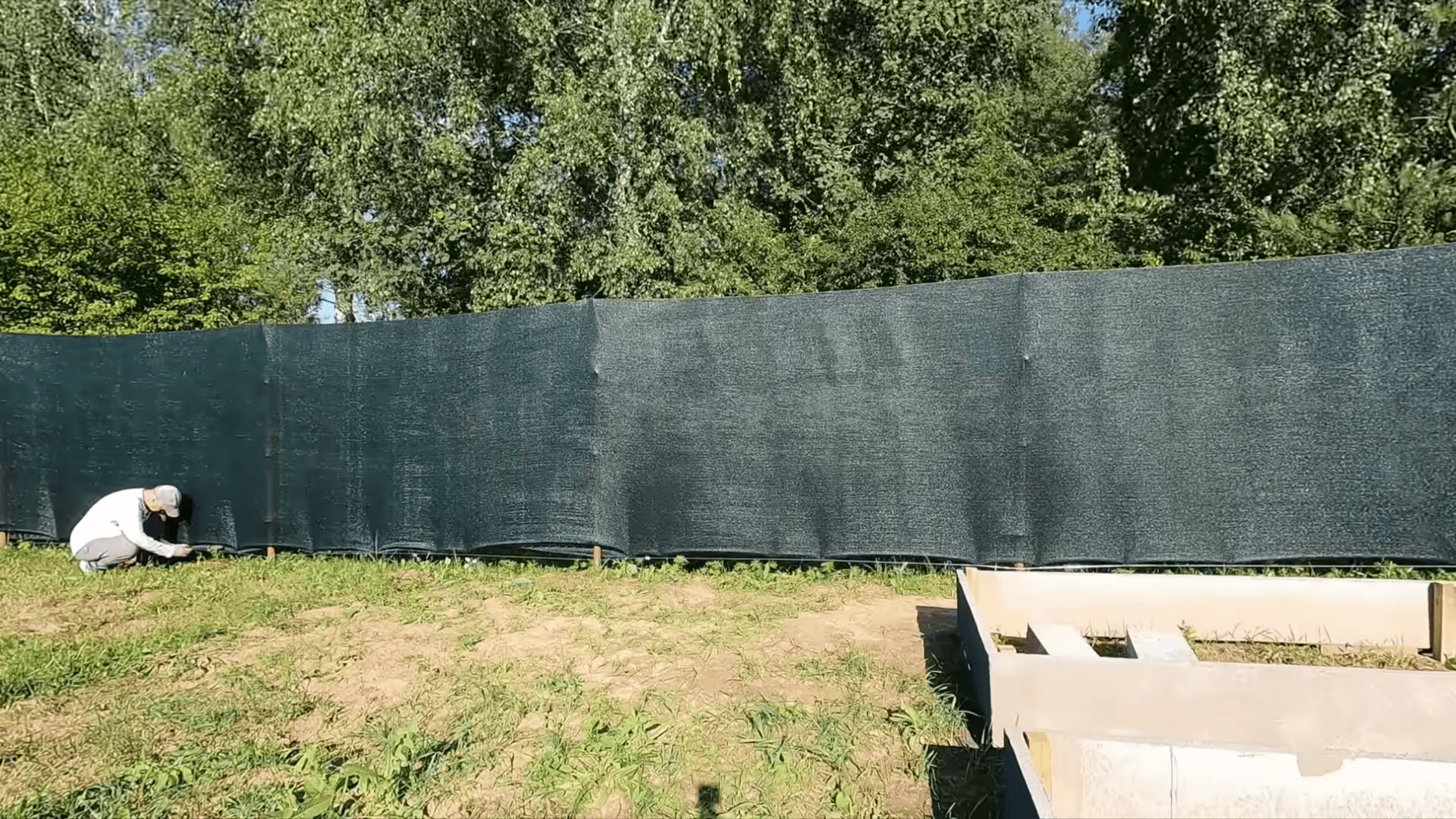 Kaimynas statybininkas patarė: tvora per 1 dieną iš paprastų medžiagų – tvarkinga ir ilgaamžė