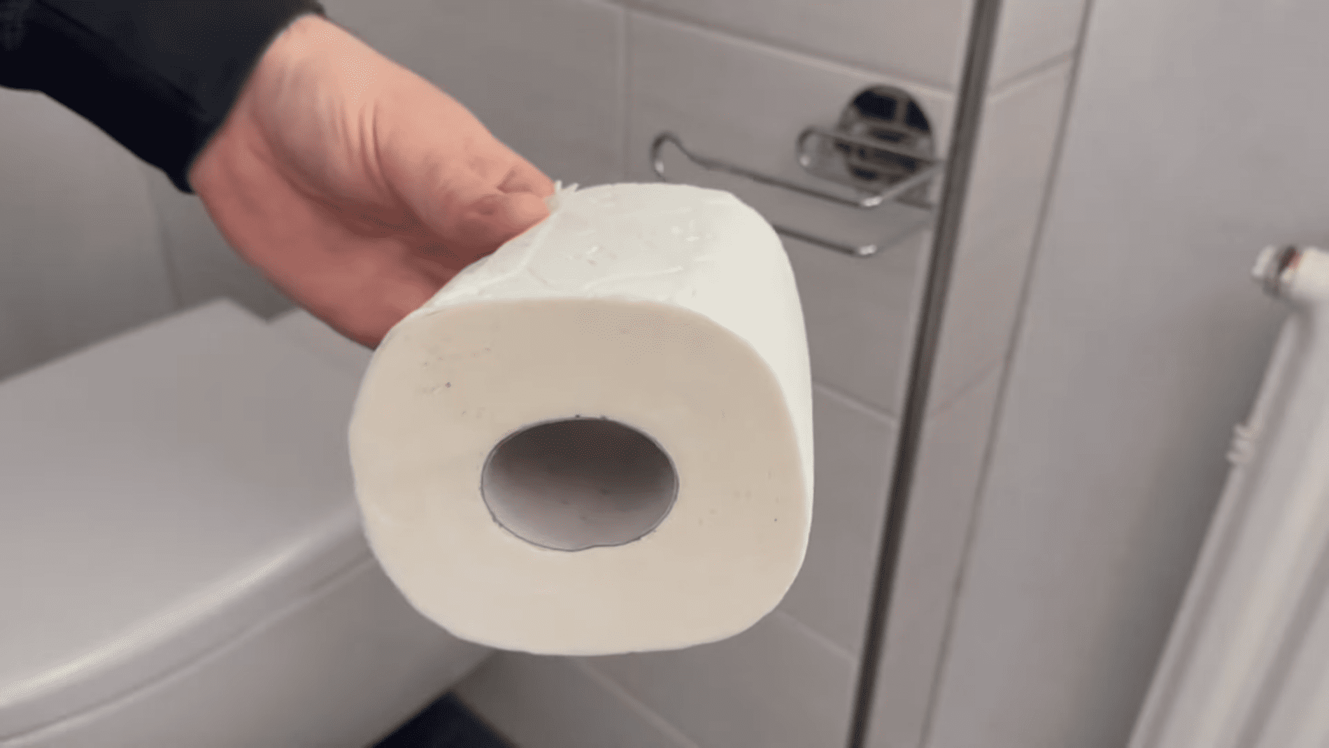 Renka tualetinio popieriaus ritinėlių втулки ir neša į vonią: triukas, kuris gaivina be išlaidų