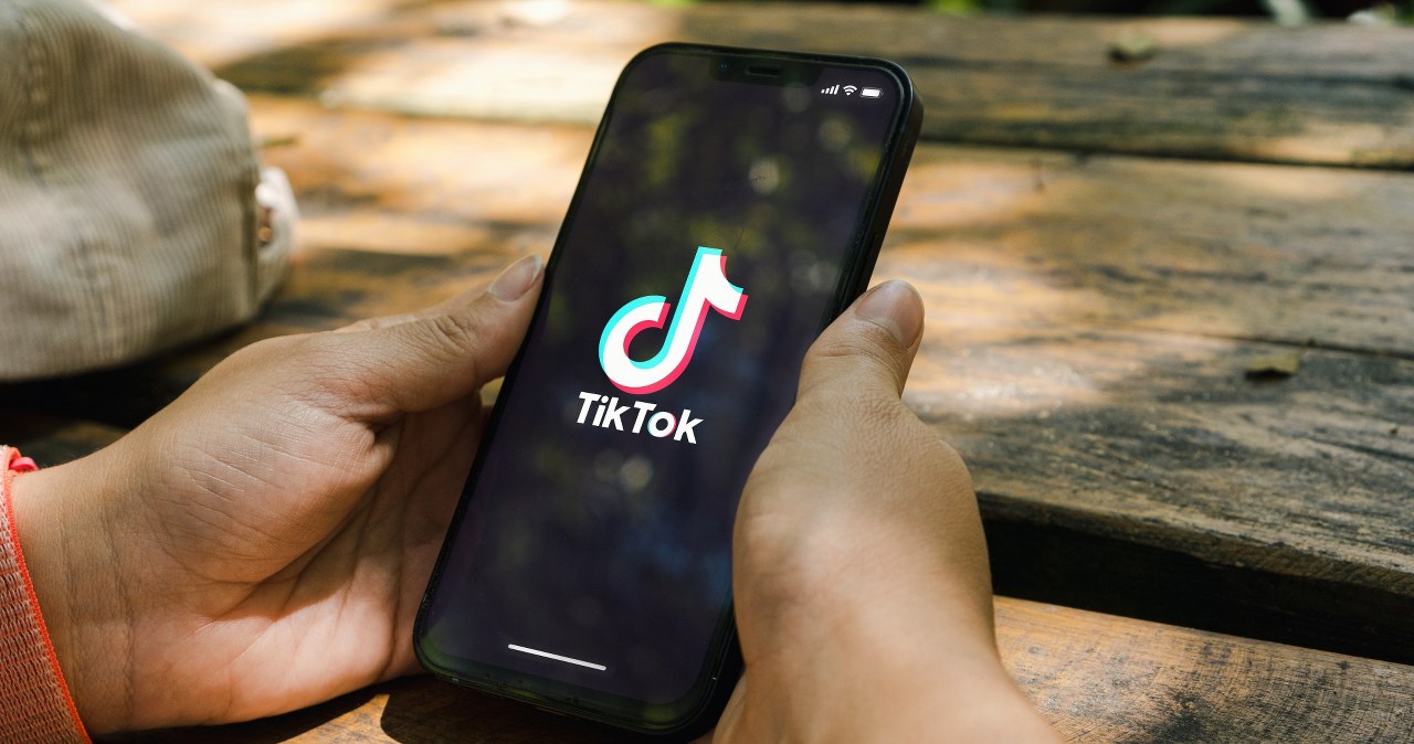 DI sukėlė skandalą „TikTok“: absurdiški vaizdo įrašų aprašymai privertė stabdyti funkciją