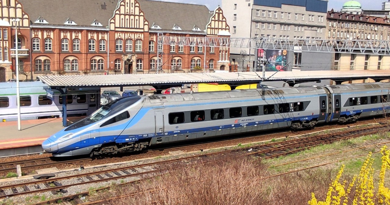 Neįprastas vaizdas Lenkijos geležinkeliuose: „PKP Intercity“ vėl leidžia dvigubus „Pendolino“