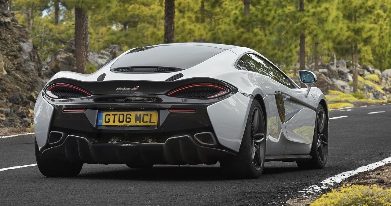 McLaren įvažiavo į duobę ir „suvalgė“ savivaldybės biudžetą: kompensacija siekė 100 tūkst. eurų