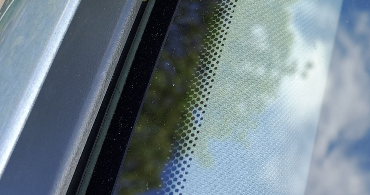 Paslaptingi juodi taškeliai ant automobilio stiklo: štai kam jie skirti ir kodėl svarbūs