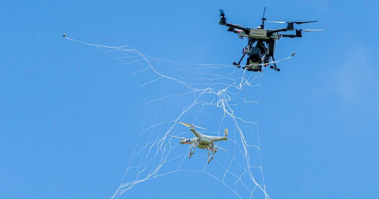 Vokiečiai rado netikėtą atsaką dronams: vietoj raketų siūlo grandines, kurios numuša ore