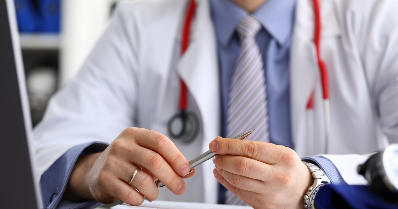 Biomedicinos straipsniuose plinta fiktyvios citatos: auditas rodo šuolį po „ChatGPT“ bangos