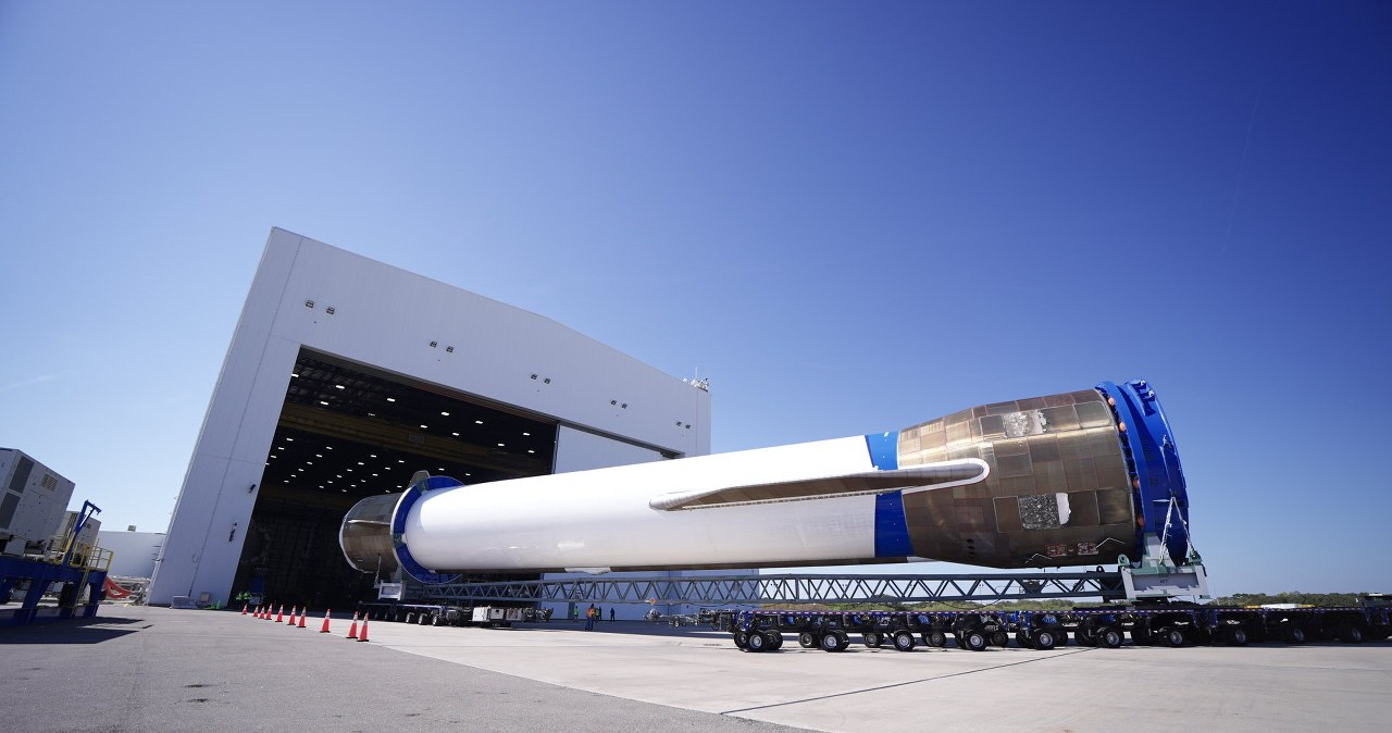 „Blue Origin“ metė iššūkį „SpaceX“: planas pritrenkia, bet „New Glenn“ sustabdė FAA
