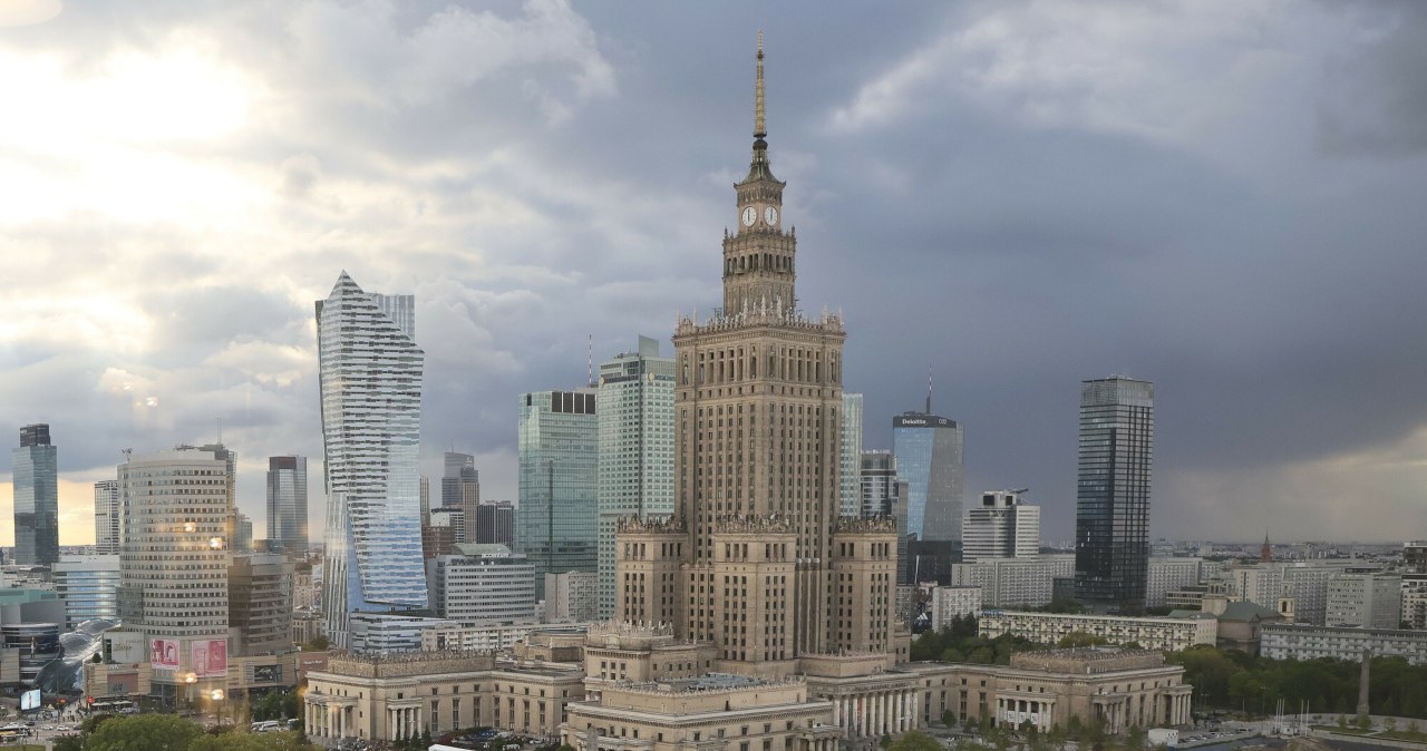 Europos Komisijos prognozė Lenkijai: kaip keisis BVP, infliacija ir biudžeto deficitas iki 2027 metų