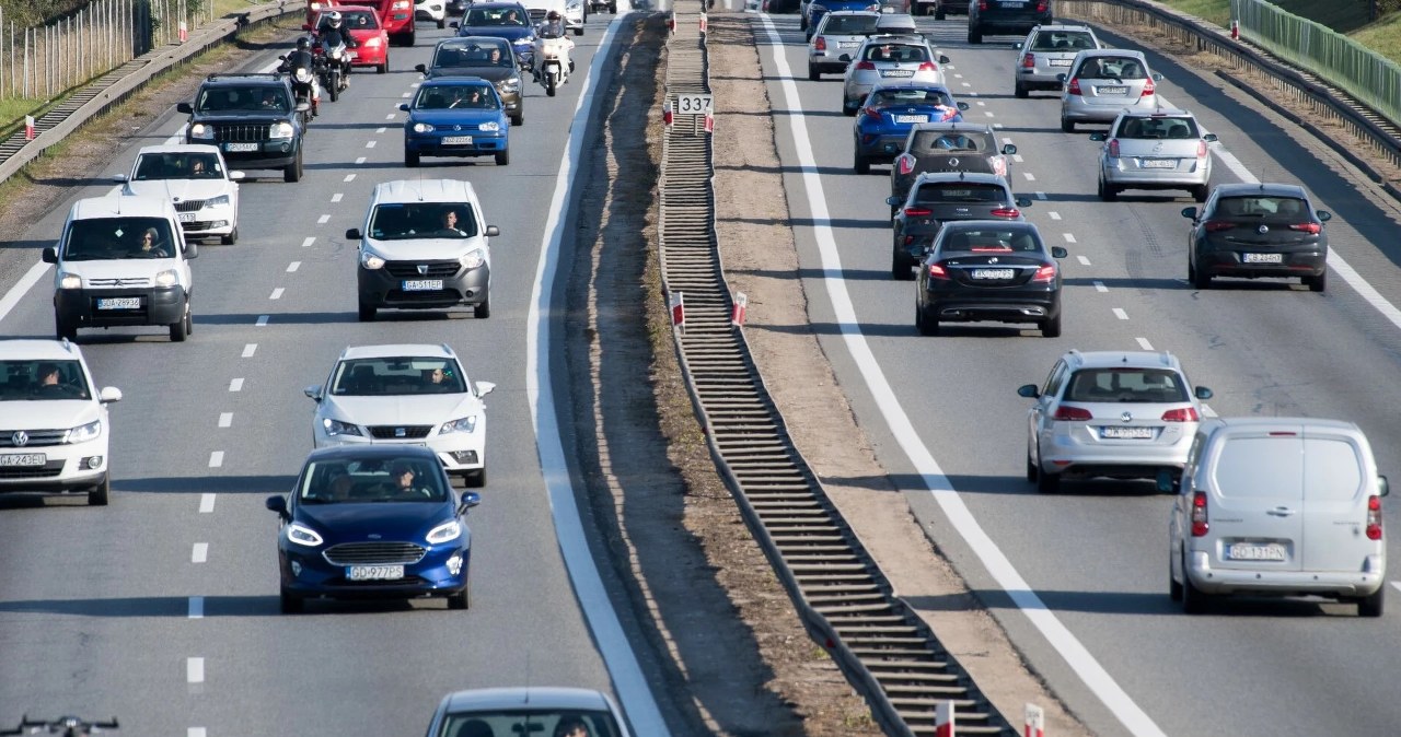 Dviejų važiuojamųjų dalių kelias glumina vairuotojus: čia daro klaidas ir gauna baudas