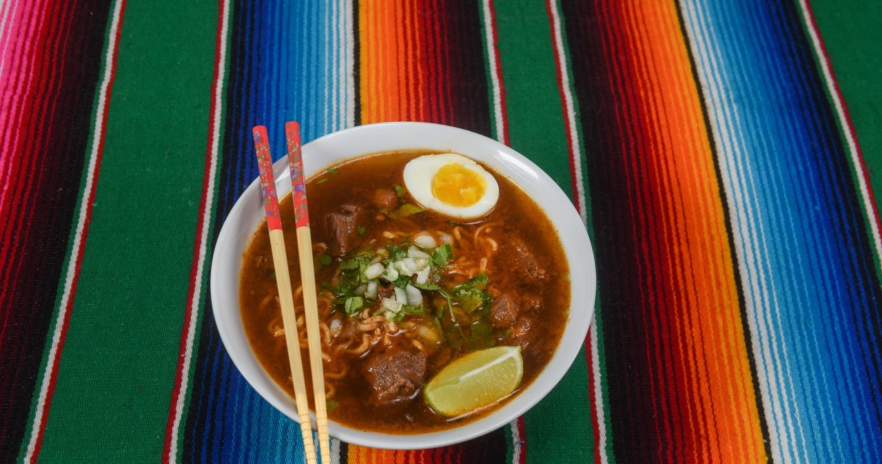Lenkai pametė galvas dėl birria ramen: meksikietiškas sultinys keičia japonišką klasiką