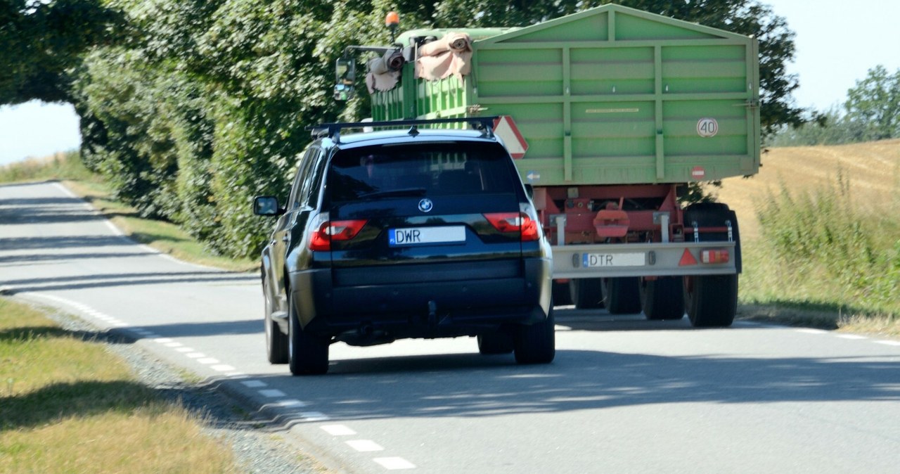 Ciągła linia ir traktorius: štai kada lenkimas gali būti legalus – vairuotojai dažnai klysta