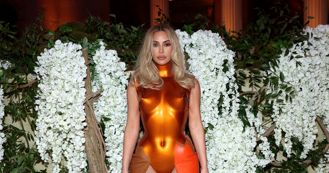 Kim Kardashian Met Galoje pribloškė metaliniais šarvais: ar pataikė į 2026 metų temą?