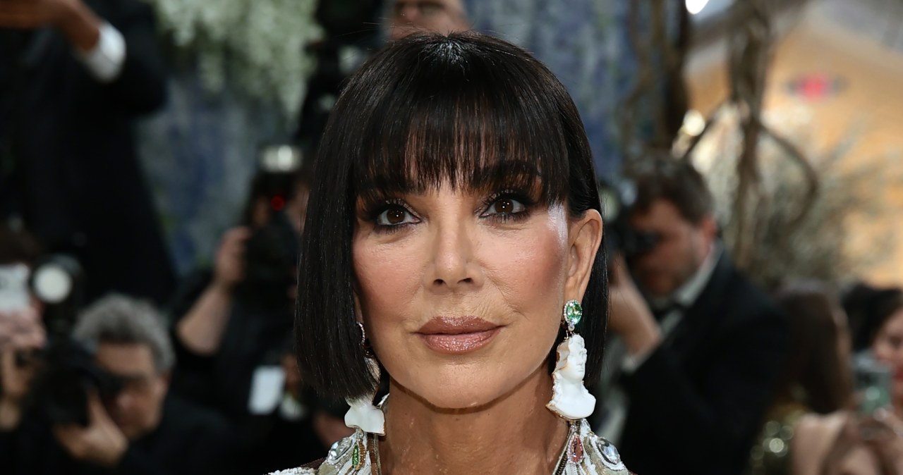 Kris Jenner Met Galoje 2026 pribloškė kimono įkvėpta suknele ir veidu, apie kurį kalba visi