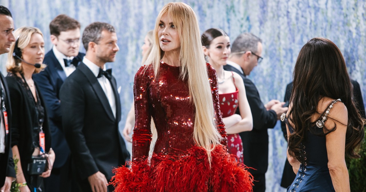 Nicole Kidman Met Gala 2026 sužibėjo su „Chanel“: 800 valandų suknia ir manikiūras, keičiantis madą
