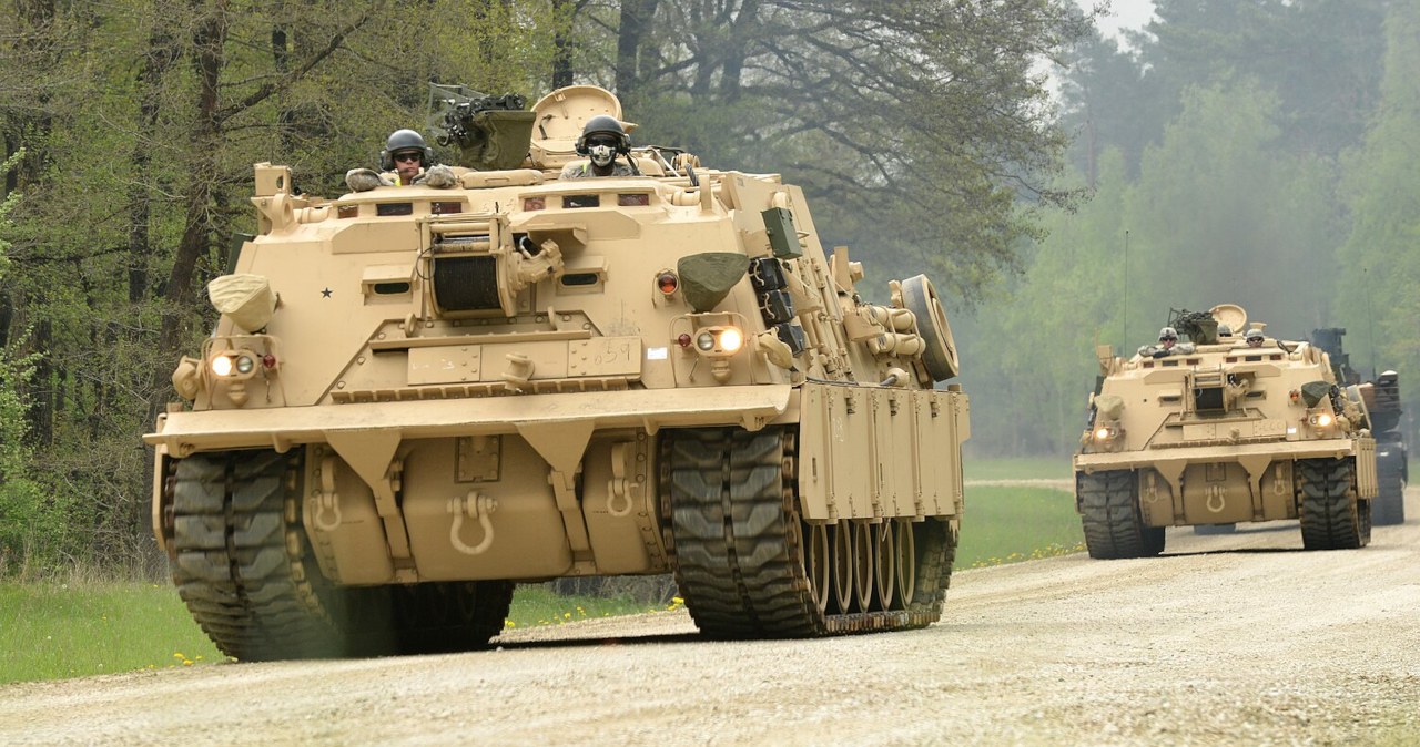 Į Lenkiją atplaukė „Abrams“ gelbėtojai: M88A2 „Hercules“ keičia šarvuotųjų pajėgų žaidimą