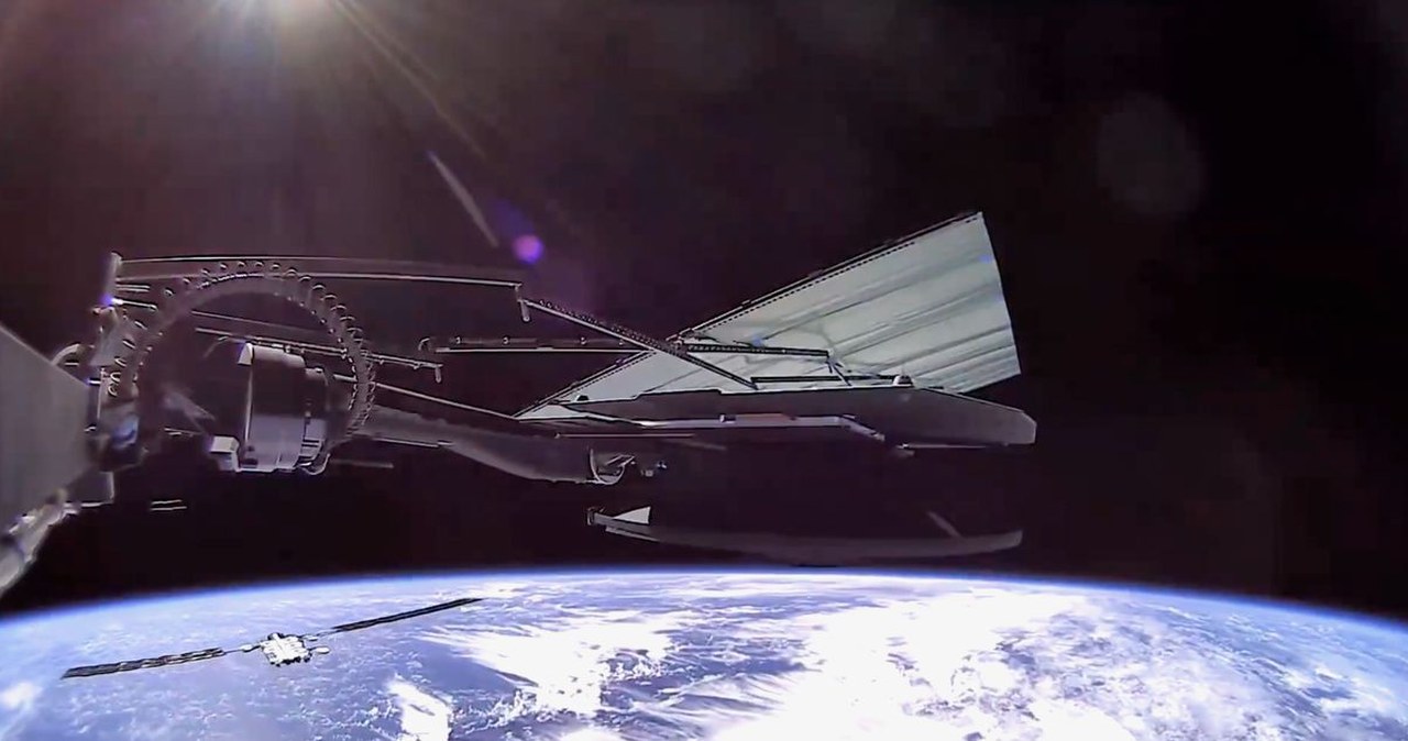 „SpaceX“ parodė dar neregėtą „Starlink“ vaizdą: palydovų traukinys užfiksuotas iš kosmoso