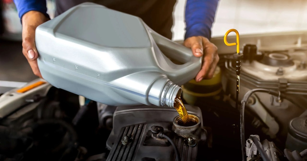 Keisti alyvą kas 30 000 km? Mechanikai įspėja: mieste toks intervalas gali brangiai kainuoti