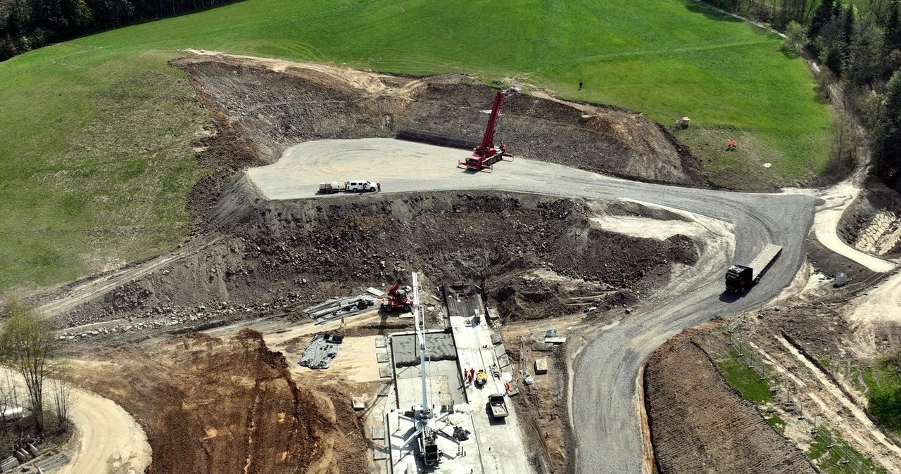 Lenkai kasa beveik 4 km geležinkelio tunelį po uola: projektas pakeis keliones ir įrašys rekordą
