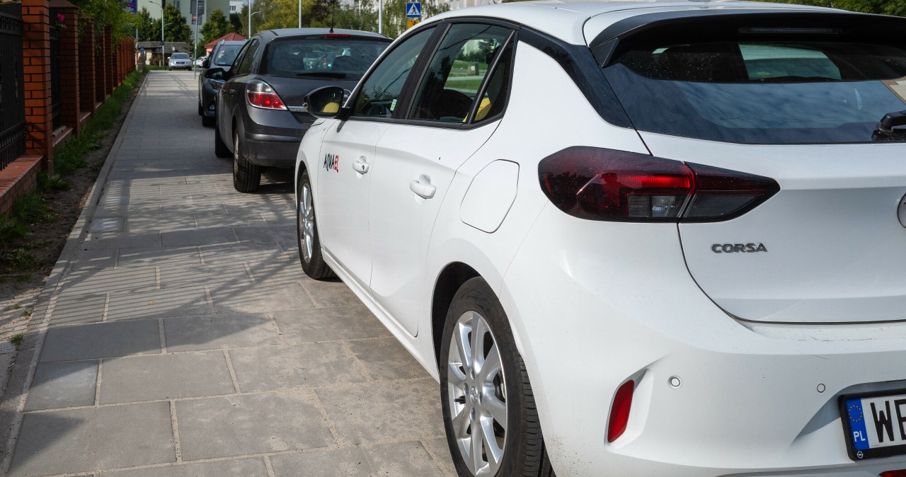 Parkavimas ant šaligatvio – gudri spąstai: pažiūrėkite registracijos liudijimo F2 lauką
