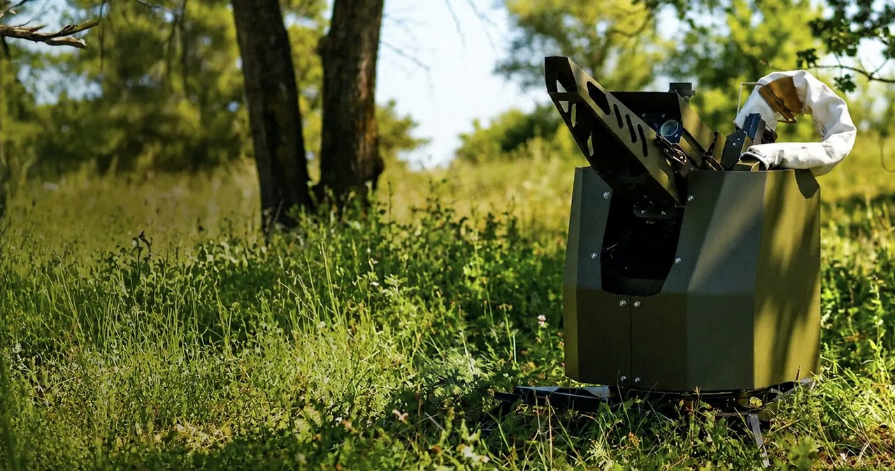 Ukraina meta iššūkį Rusijos dronams: DI bokšteliai fronte jau medžioja net šviesolaidinius