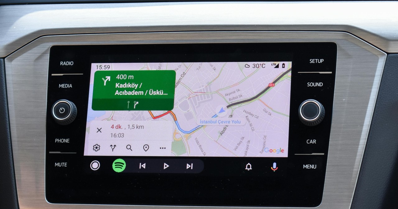 „Google“ ruošia didelį Android Auto atnaujinimą: atsiranda valdikliai, 3D navigacija ir DI