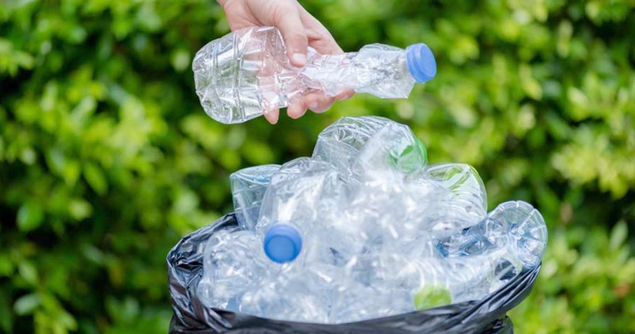 Mokslininkai sukūrė gyvą plastiką: butelis po naudojimo per 6 dienas tiesiog išnyksta